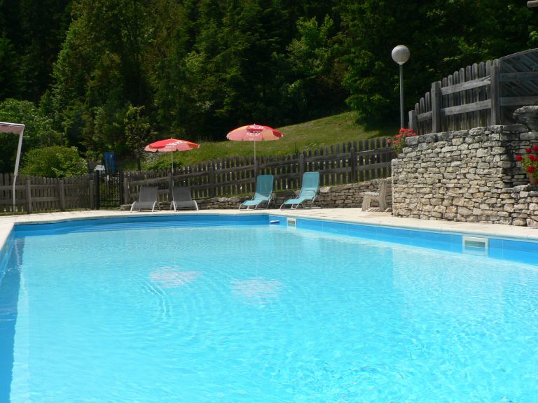 Camping Les Eymes zwembad 768x576