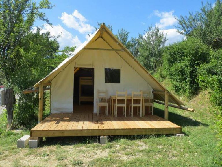 Camping Origan Domaine Naturiste safaritent huren 768x576