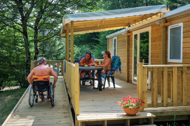 Naturistencamping Creuse Nature chalet huren 768x512