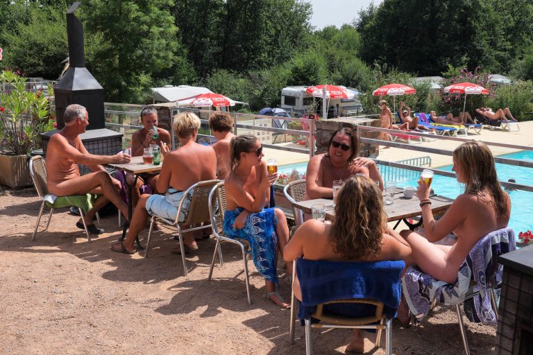 Naturistencamping Creuse Nature terras 768x512