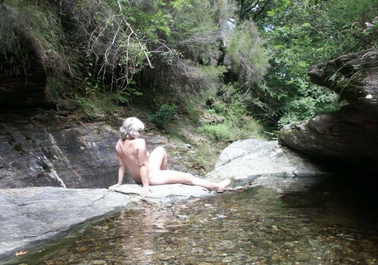 Naturistencamping La Combe de Ferrière rivier 768x538
