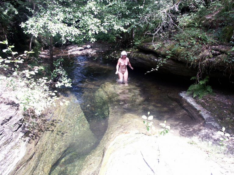 Naturistencamping La Combe de Ferrière riviertje 768x576