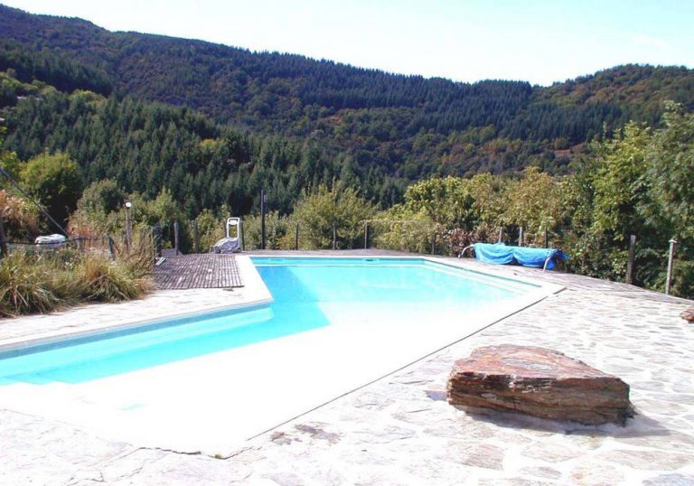 Naturistencamping La Combe de Ferrière zwembad 768x538