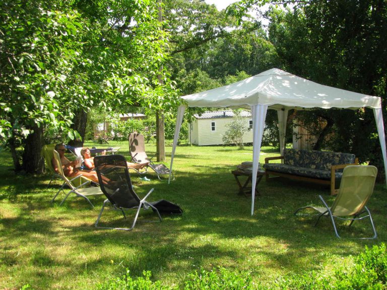 Naturistencamping Le Champ De Guiral staanplaatsen 768x576