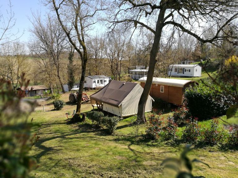 Naturistencamping Les Aillos safaritent huren 768x576