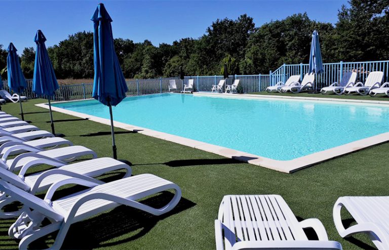 Camping De Bergougne zwembad 768x494