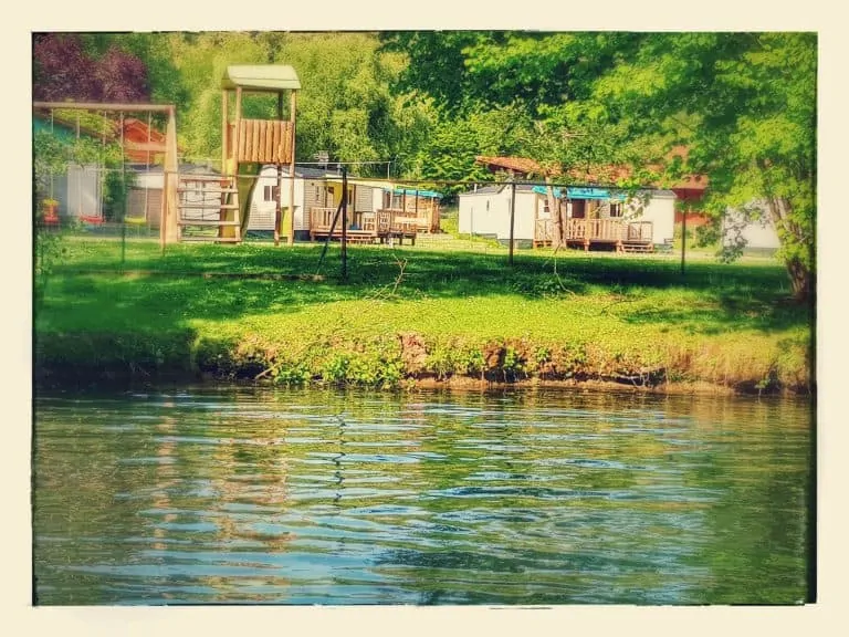 Camping De Civray aan rivier 768x576