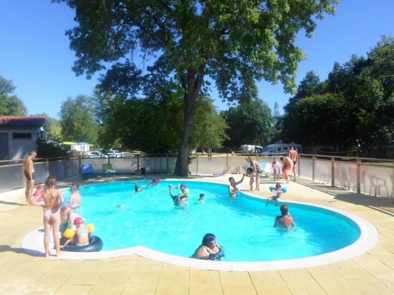 Camping De Civray zwembad 768x576