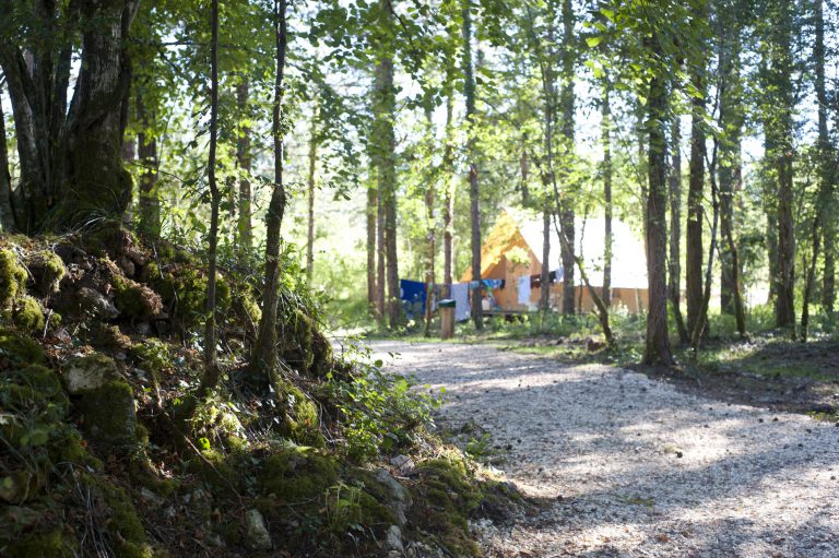 Camping Huttopia Lanmary in een bos 768x511