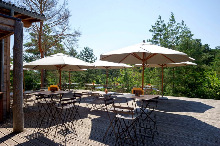 Camping Huttopia Lanmary terras 768x511