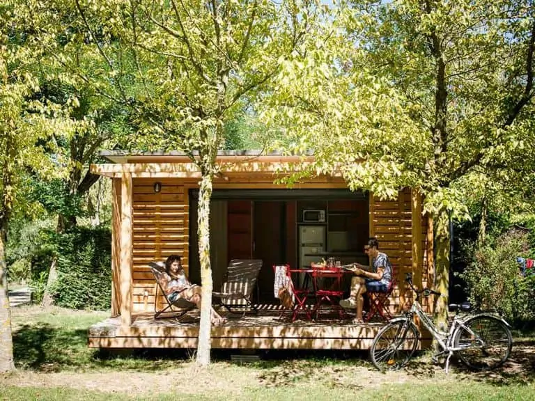 Camping Huttopia Sarlat chalet huren Dordogne 768x576