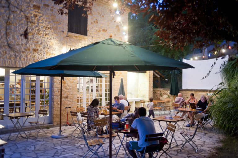 Camping Huttopia Sarlat terras 768x511