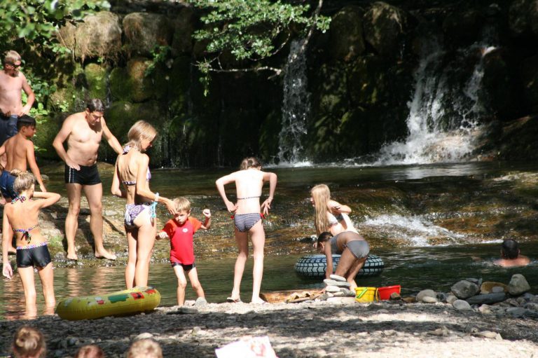 Camping La Cascade rivier 768x511