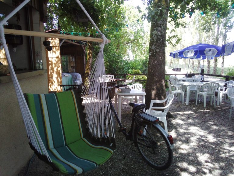 Camping La Vallée De Gardeleau terras 768x576