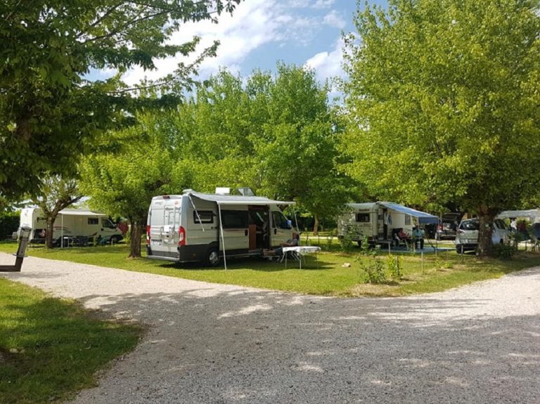 Camping Le Clos Lalande staanplaatsen 768x575
