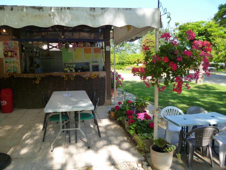 Camping Le Mouliat terras 768x576
