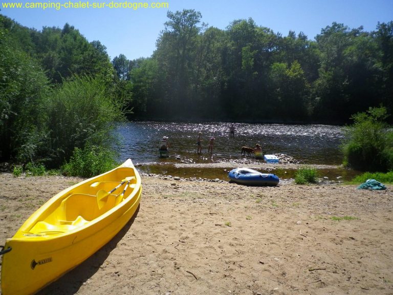 Camping Les Chalets Sur La Dordogne strand 768x576
