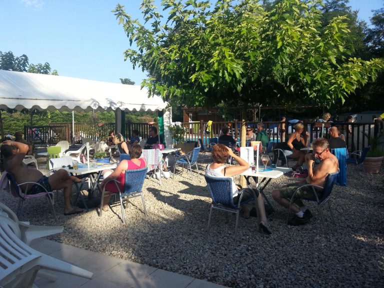 Camping Les Chalets Sur La Dordogne terras 768x576