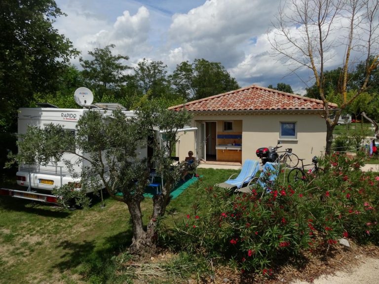 Camping Les Coudoulets staanplaats met privesanitair Ardeche 768x576