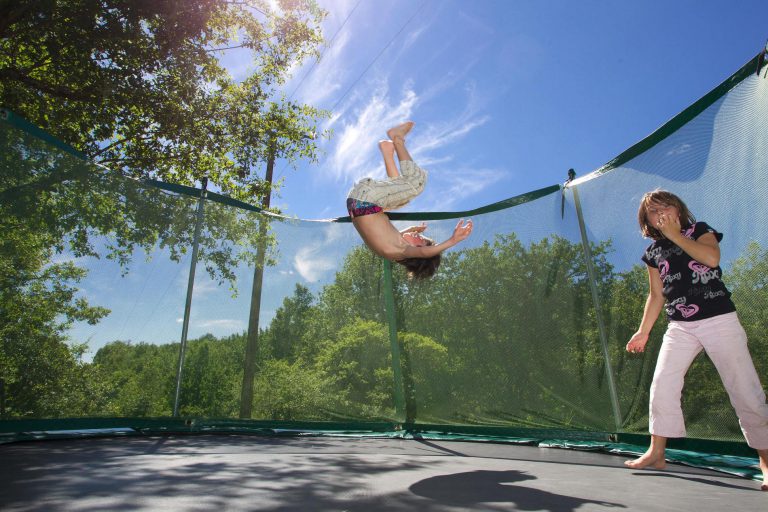 Camping Saint Pierre De Rousieux trampoline 768x512