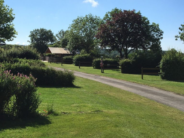 Glamping Sainte suzanne staanplaatsen 768x576