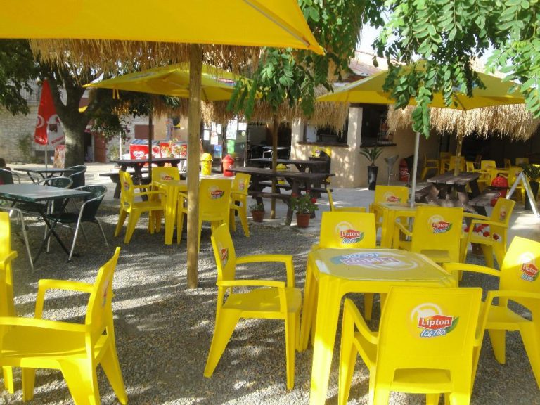 Camping Beaume Giraud Ardeche terras 768x576