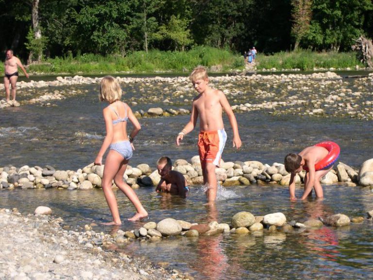 Camping La Digue Ardeche spelen in de rivier 768x576