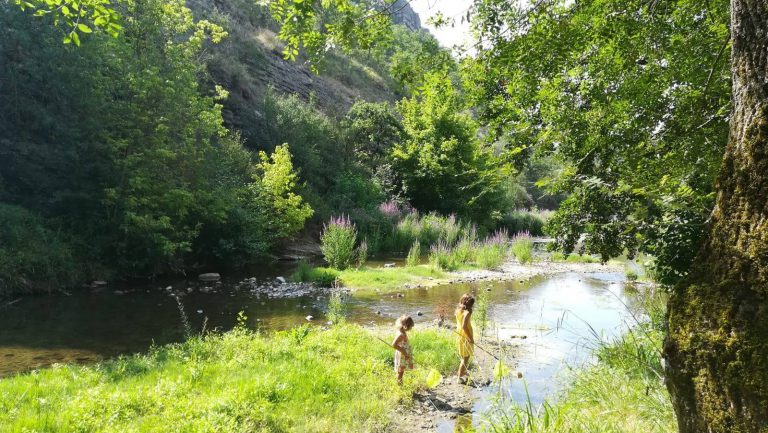 Camping La Turelure Ardeche spelen in de rivier 768x433