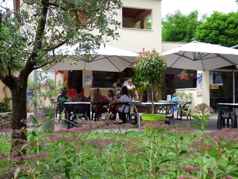 Camping Le Clapas Ardeche terras 768x576