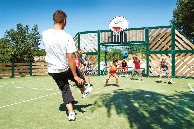 Camping Le Petit Bois Ardeche sportveld 768x512