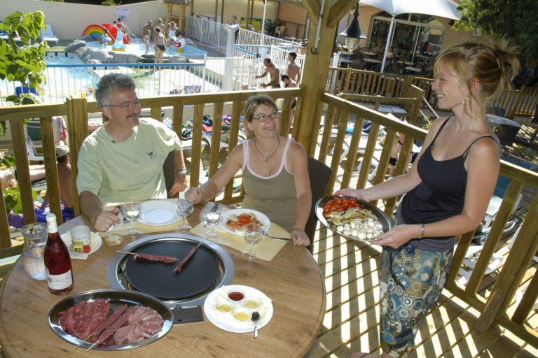 Camping Le Petit Bois Ardeche terras 768x512