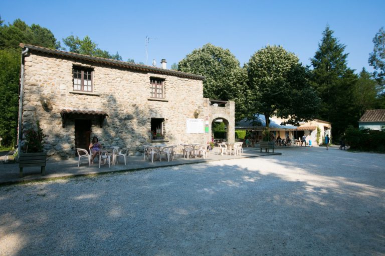 Camping Le Roubreau Ardeche terras 768x512