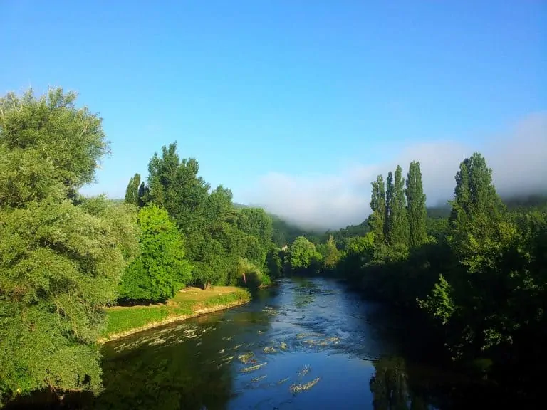 Camping Le Vezere Perigord Dordogne aan rivier 768x576