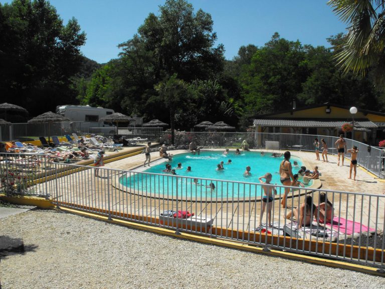 Camping Les Acacias Ardeche zwembad 768x576