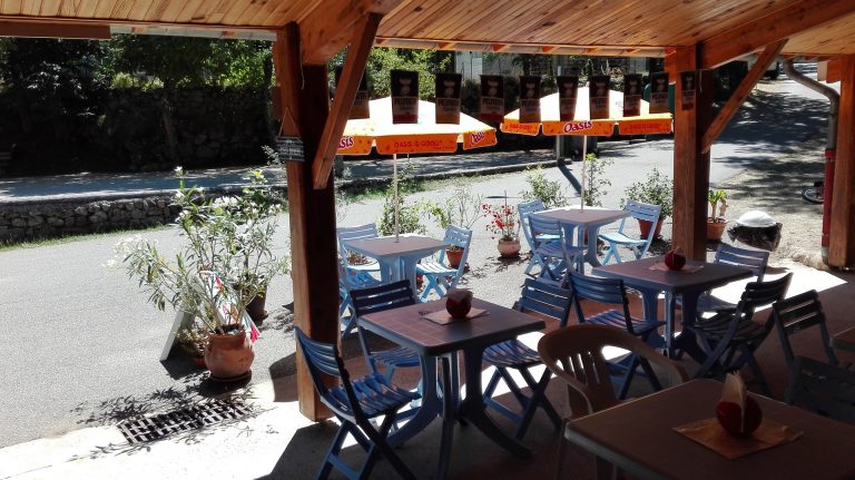 Camping Les Rives de l Ardeche terras 768x431