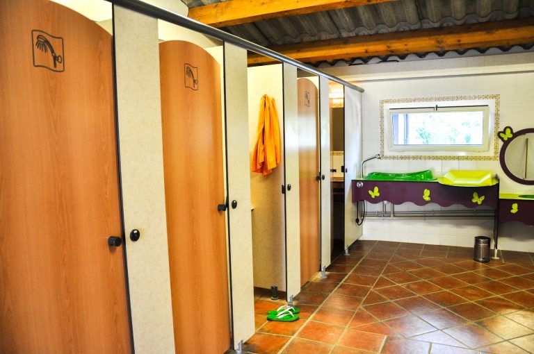 Camping Nature L Ombrage Ardeche sanitair 768x510