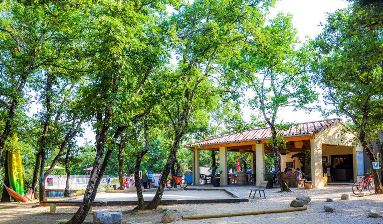 Camping Nature L Ombrage Ardeche terras 768x449