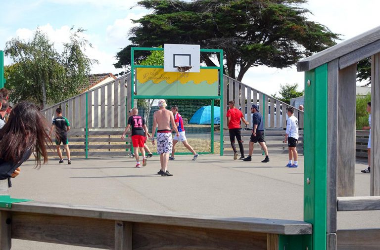 Camping la Renaudiere sportveld 768x506