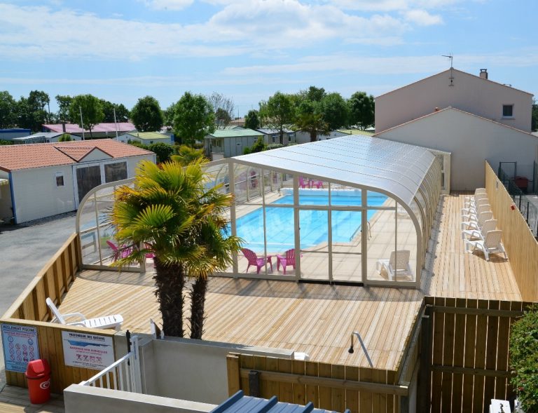 Camping Les Logeries Vendee zwembad 768x589