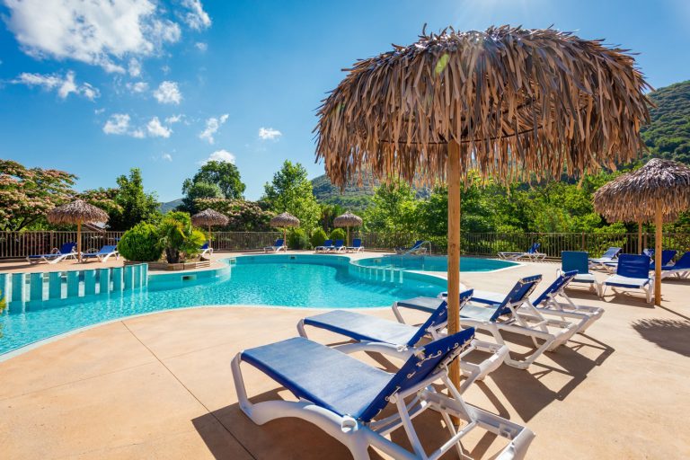 Camping Les Cerisiers du Jaur ligstoelen 768x512