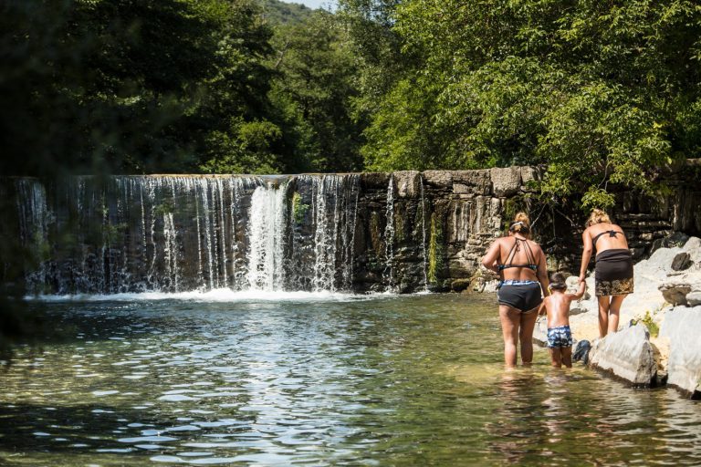 Camping Les Cerisiers du Jaur rivier 768x512