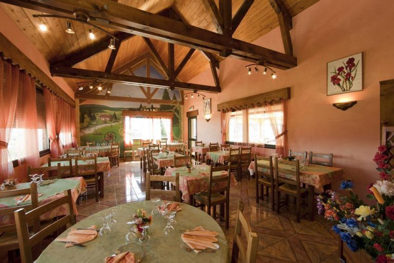 Camping Beauregard Jura restaurant 768x512