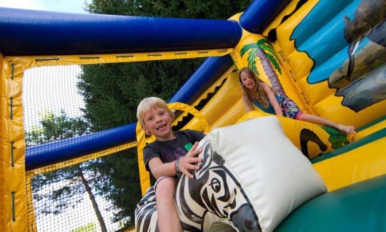 Camping Beauregard Jura springkussen 768x461