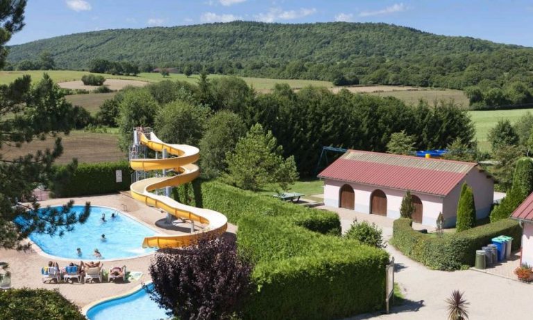 Camping Beauregard Jura zwembad 768x461