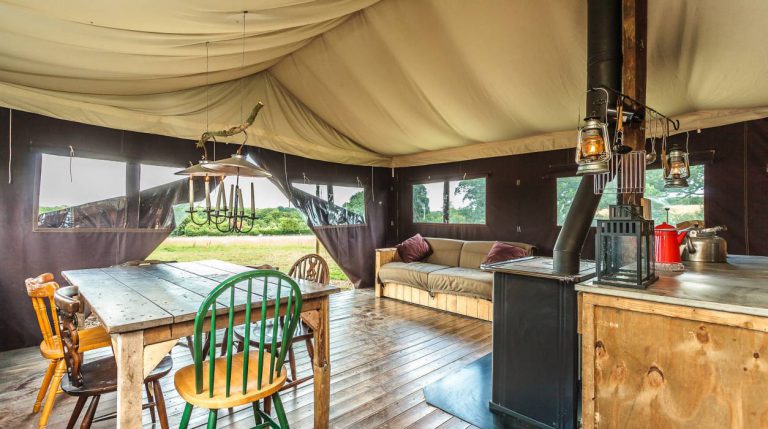 Boerencamping La Ferme de la Folivraie safaritent met houtkachel 768x429