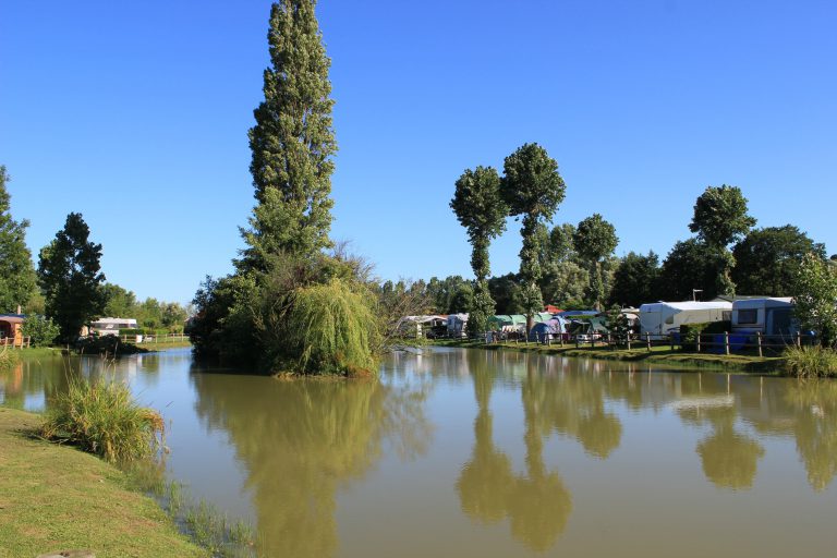 Camping le Marqueval Normandie vijver 768x512