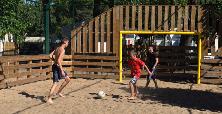 Camping La Conge Vendee sportveld 768x394