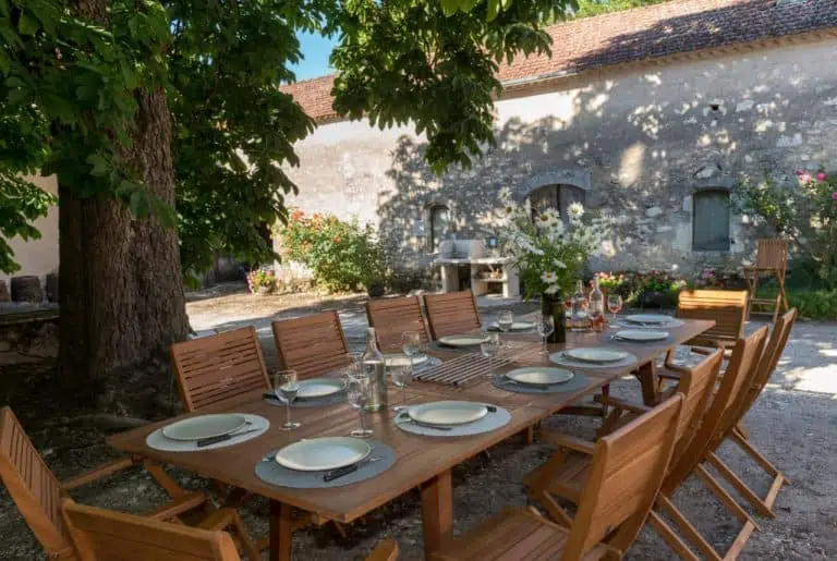 AL MA1 Bousquetou binnenplaats tafel gedekt large1 768x515