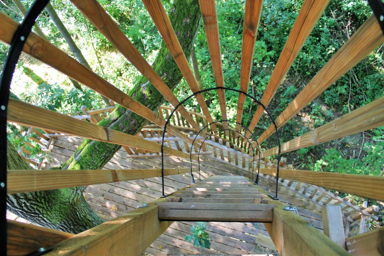 PO BE5 Carmen trap naar uitkijktoren1 768x512