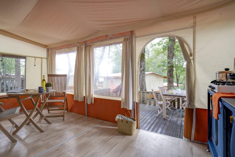 Tente Sarlat salon3 1200x800 1 768x512